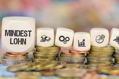 Münzen und Würfel mit Symbolen und Beschriftung Mindestlohn - © magele-picture - stock.adobe.com