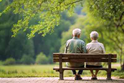 Rentner auf Parkbank - © funstarts33 - stock.adobe.com