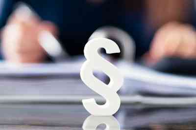 Paragraph vor Aktenmappe - © Andrey Popov - stock.adobe.com