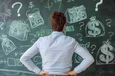 Mann vor Schultafel - © Gautierbzh - stock.adobe.com