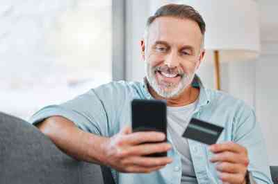 Mann mit Smartphone und Kredikarte - © K Davis/peopleimages.com - stock.adobe.com