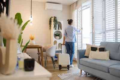 Frau öffnet Fenster in Wohnung - © pikselstock - stock.adobe.com