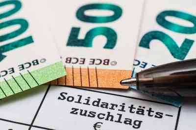 Schriftzug Solidaritätszuschlag und Geldscheine - © Stockfotos-MG - stock.adobe.com