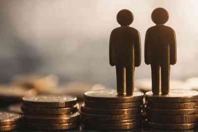 Figuren auf Münzstapel - © Nongkhane - stock.adobe.com
