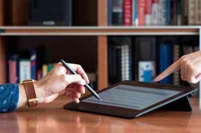 Personen bedienen Tablet - © katja - stock.adobe.com