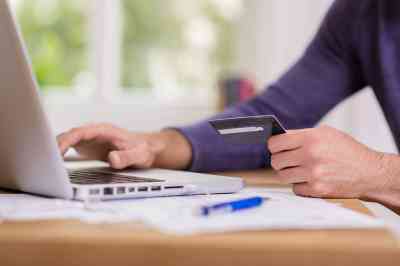 Person arbeitet auf Laptop - © contrastwerkstatt - stock.adobe.com