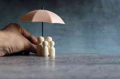 Spielsteine unter Regenschirm - © izzuan - stock.adobe.com