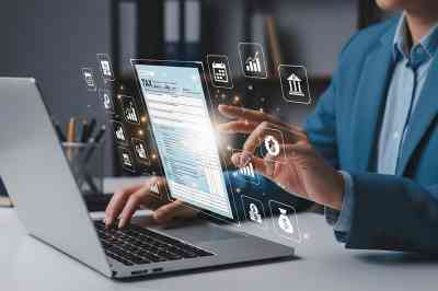 Person arbeitet auf Laptop - © mod - stock.adobe.com