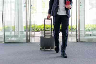 Mann mit Koffer am Flughafen - © naka - stock.adobe.com