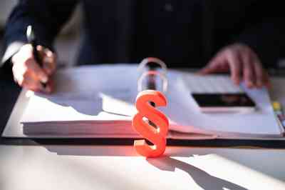 Mappe mit Paragraph Symbol - © Andrey Popov - stock.adobe.com