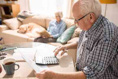 Rentner tippt auf Taschenrechner - © Seventyfour - stock.adobe.com