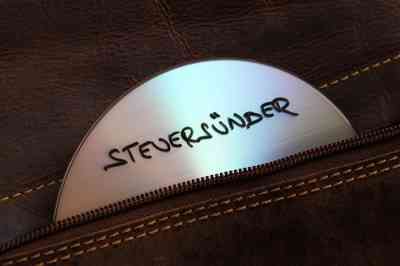 CD mit Aufschrift Steuersünder - © WoGi - stock.adobe.com